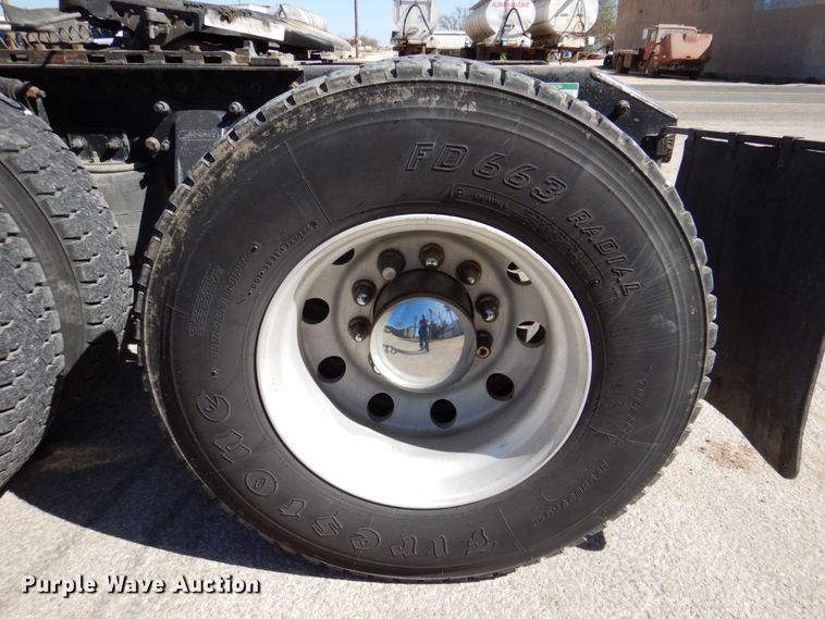 image for item DK8255 2005 Freightliner Columbia 120  semi truck