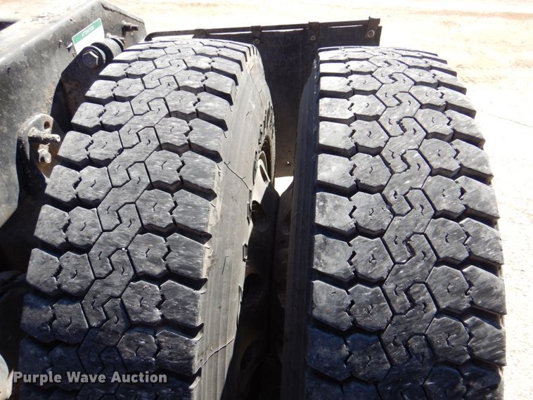 image for item DK8255 2005 Freightliner Columbia 120  semi truck