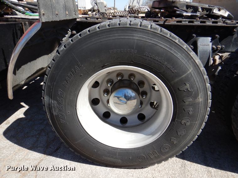 image for item DK8255 2005 Freightliner Columbia 120  semi truck