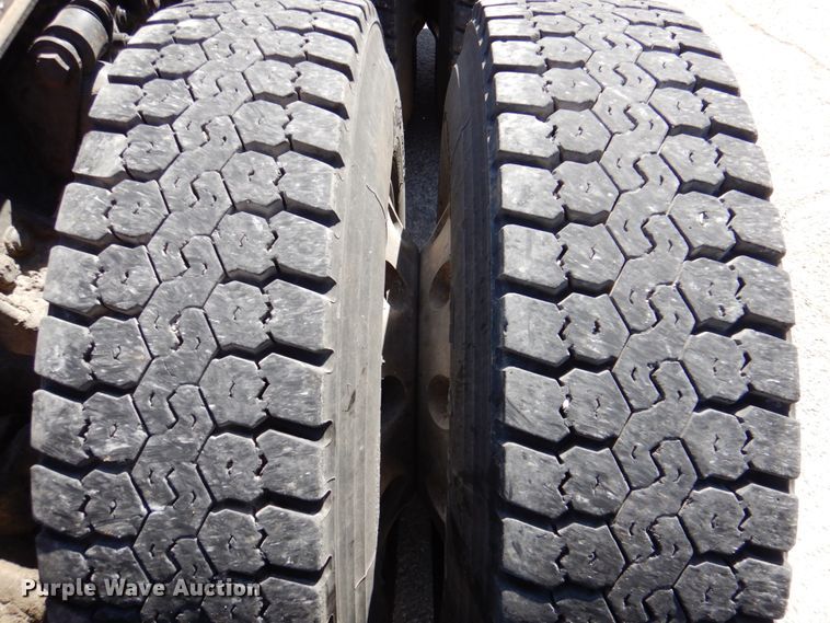 image for item DK8255 2005 Freightliner Columbia 120  semi truck