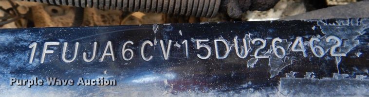 image for item DK8255 2005 Freightliner Columbia 120  semi truck