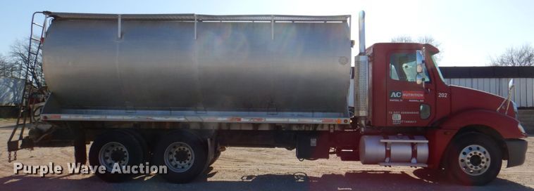 image for item DK8257 2006 Freightliner Columbia 120  feed delivery truck