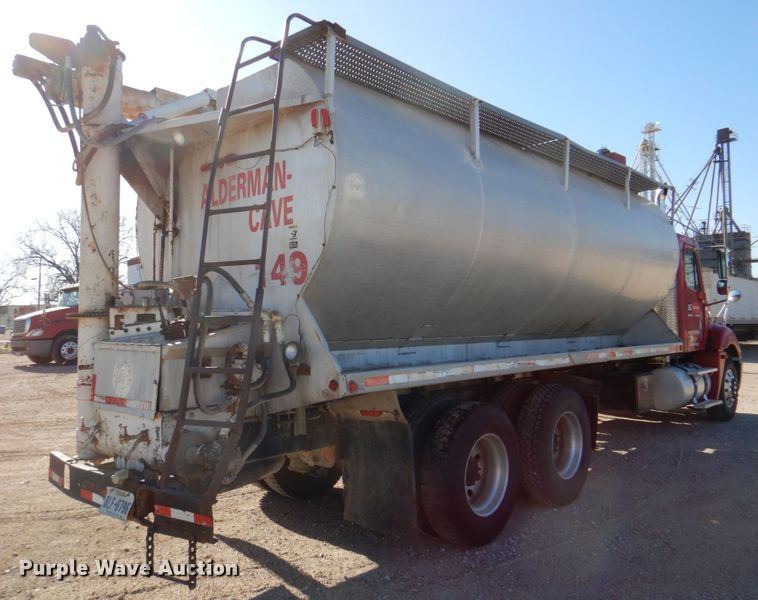 image for item DK8257 2006 Freightliner Columbia 120  feed delivery truck