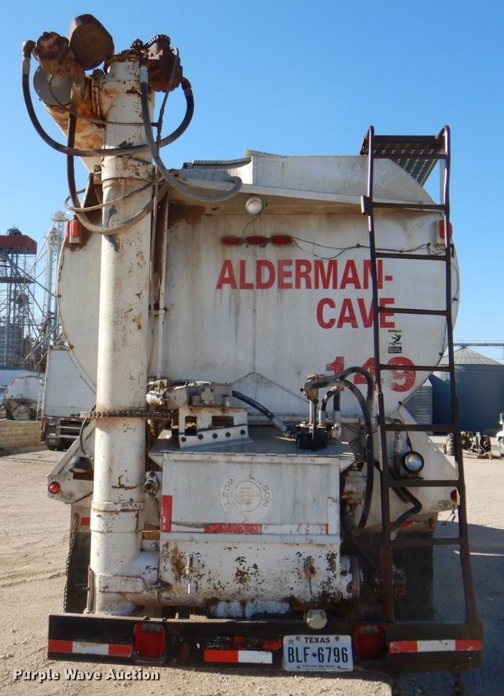 image for item DK8257 2006 Freightliner Columbia 120  feed delivery truck