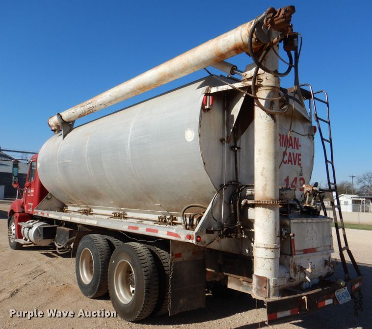 image for item DK8257 2006 Freightliner Columbia 120  feed delivery truck