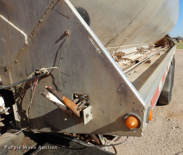 image for item DK8257 2006 Freightliner Columbia 120  feed delivery truck