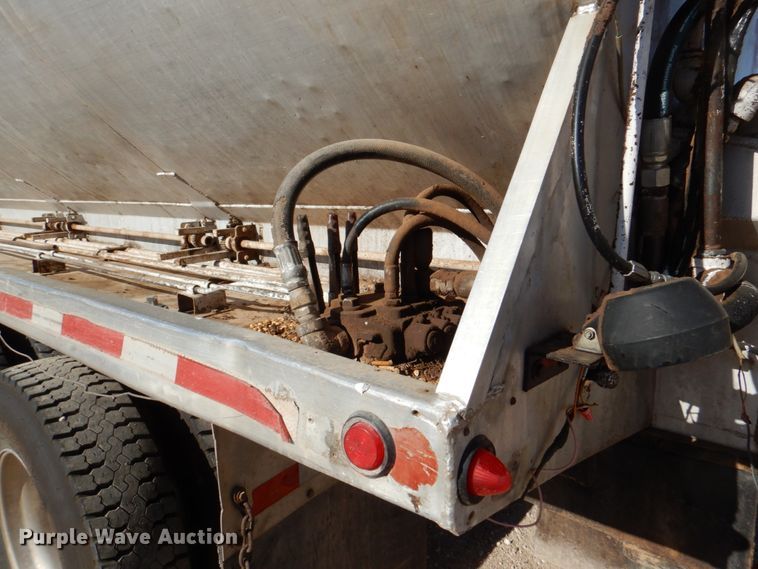 image for item DK8257 2006 Freightliner Columbia 120  feed delivery truck