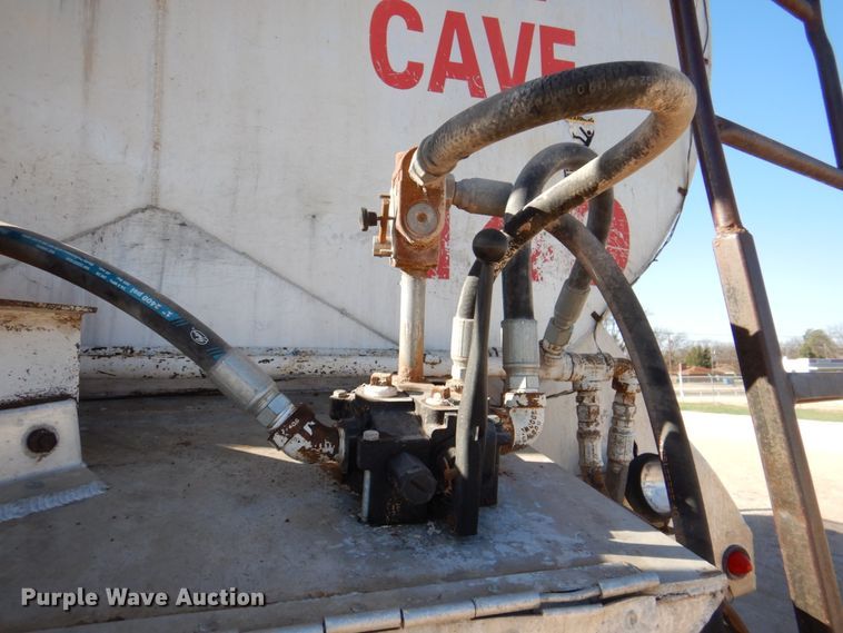 image for item DK8257 2006 Freightliner Columbia 120  feed delivery truck