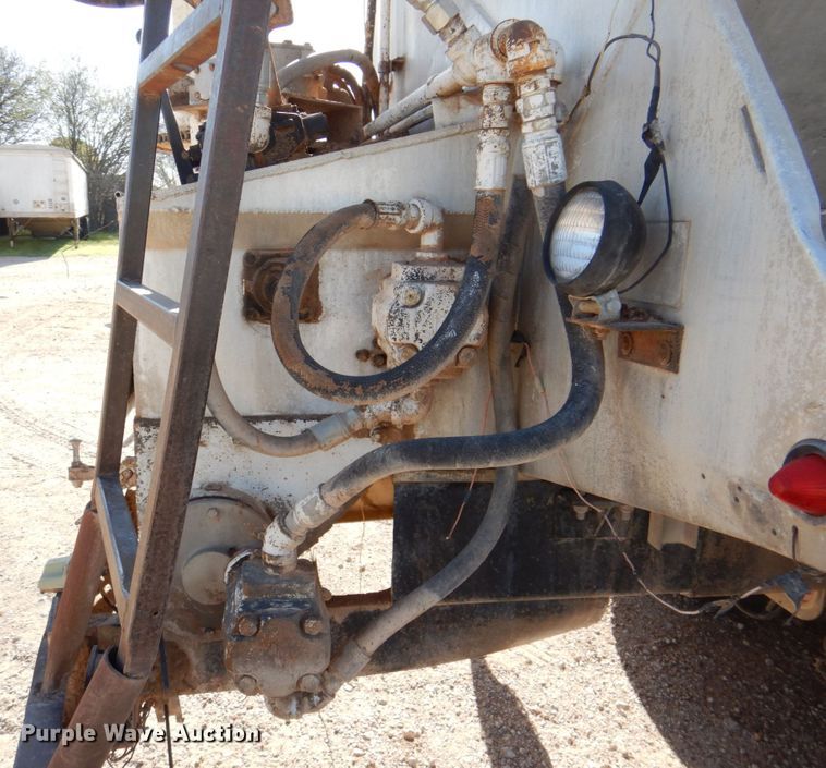 image for item DK8257 2006 Freightliner Columbia 120  feed delivery truck