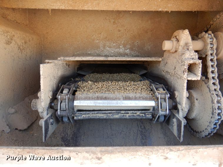 image for item DK8257 2006 Freightliner Columbia 120  feed delivery truck