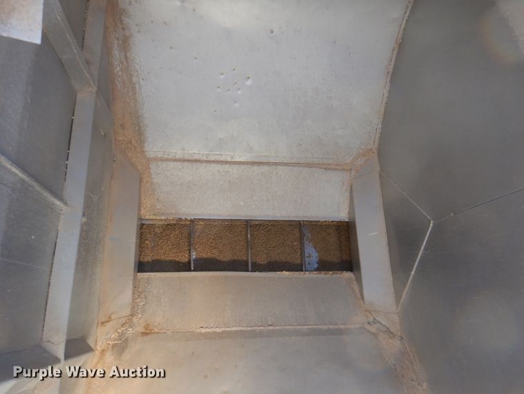 image for item DK8257 2006 Freightliner Columbia 120  feed delivery truck