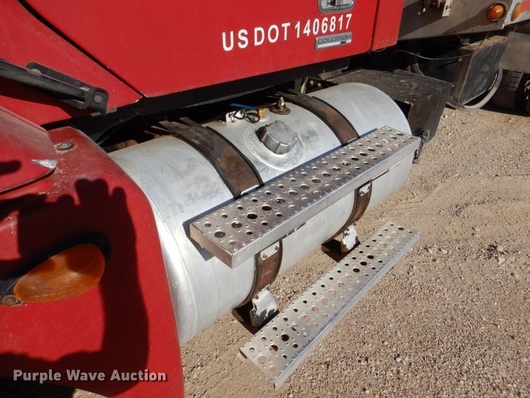 image for item DK8257 2006 Freightliner Columbia 120  feed delivery truck