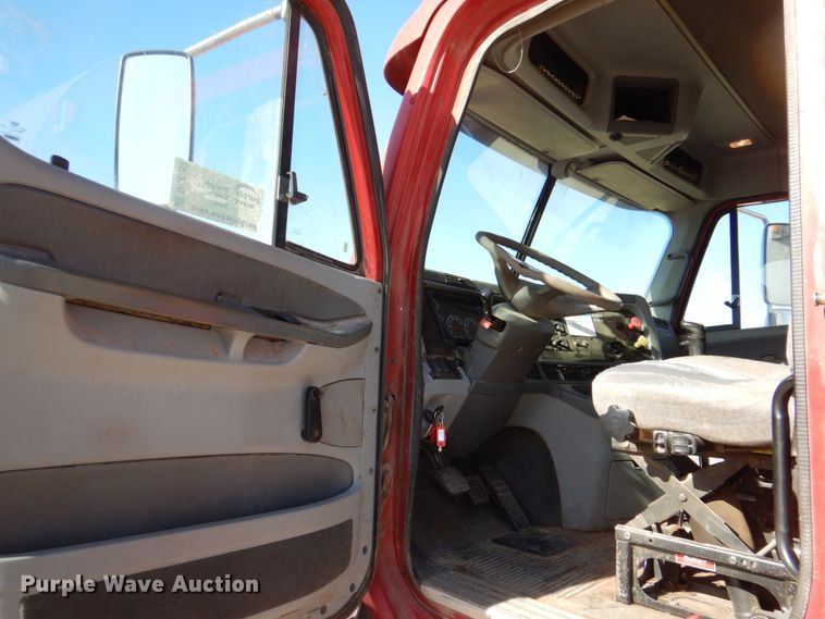 image for item DK8257 2006 Freightliner Columbia 120  feed delivery truck