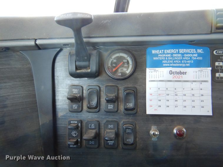 image for item DK8257 2006 Freightliner Columbia 120  feed delivery truck