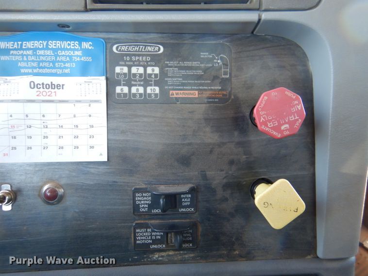 image for item DK8257 2006 Freightliner Columbia 120  feed delivery truck