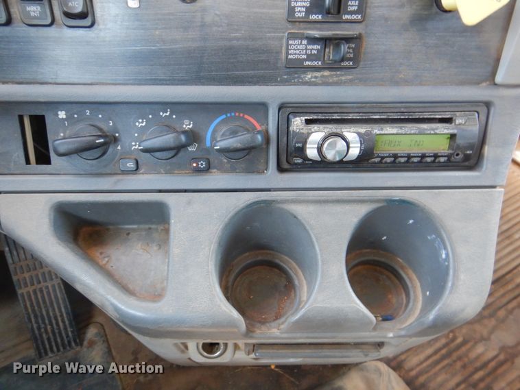 image for item DK8257 2006 Freightliner Columbia 120  feed delivery truck