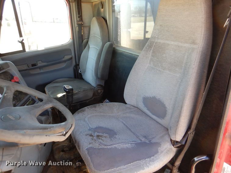 image for item DK8257 2006 Freightliner Columbia 120  feed delivery truck