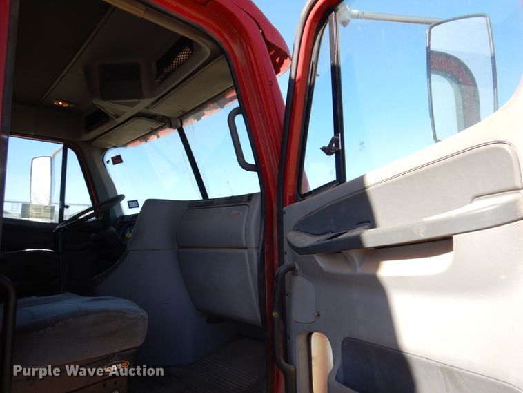 image for item DK8257 2006 Freightliner Columbia 120  feed delivery truck