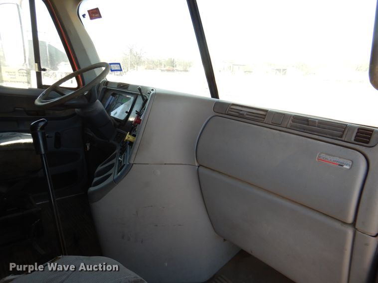 image for item DK8257 2006 Freightliner Columbia 120  feed delivery truck