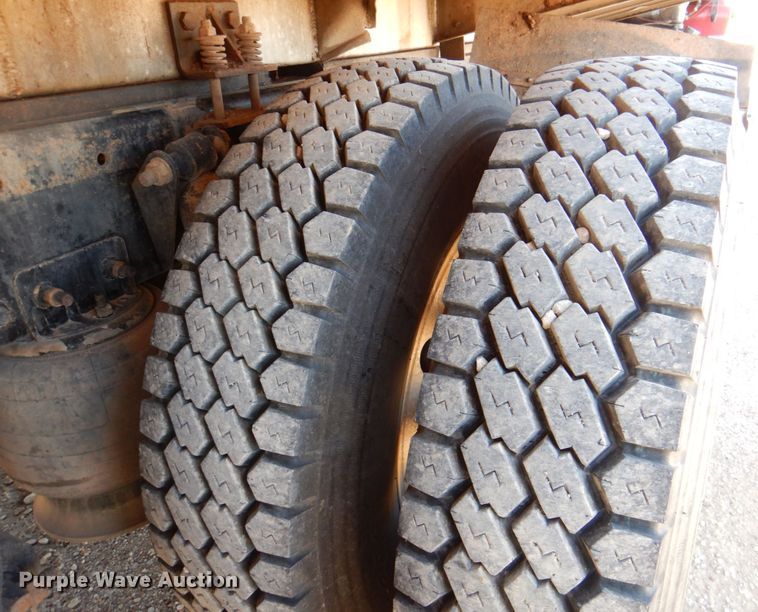 image for item DK8257 2006 Freightliner Columbia 120  feed delivery truck