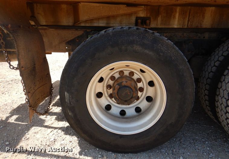 image for item DK8257 2006 Freightliner Columbia 120  feed delivery truck