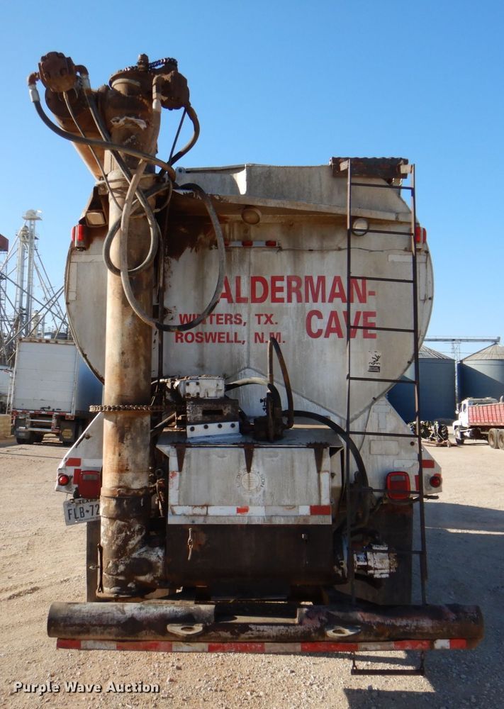 image for item DK8258 2006 Freightliner Columbia 120  feed delivery truck