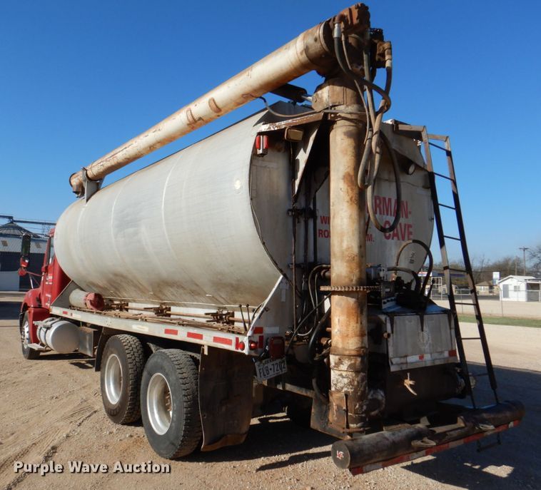 image for item DK8258 2006 Freightliner Columbia 120  feed delivery truck