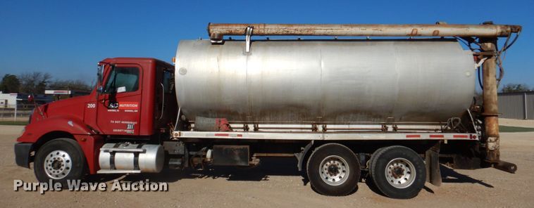 image for item DK8258 2006 Freightliner Columbia 120  feed delivery truck