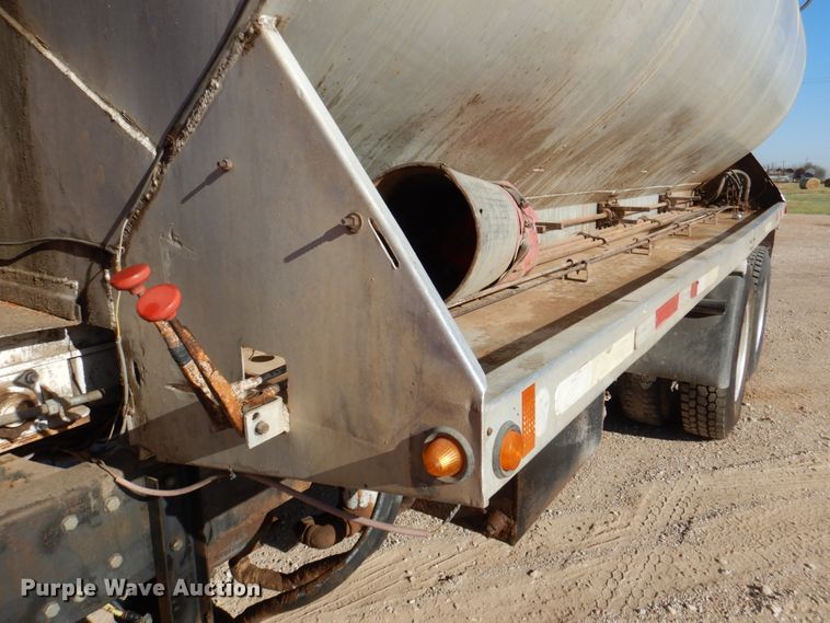 image for item DK8258 2006 Freightliner Columbia 120  feed delivery truck