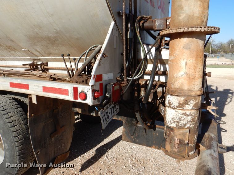 image for item DK8258 2006 Freightliner Columbia 120  feed delivery truck