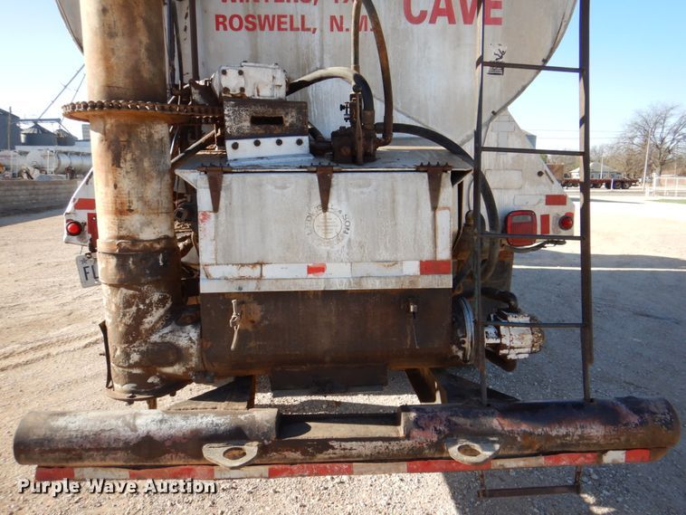 image for item DK8258 2006 Freightliner Columbia 120  feed delivery truck