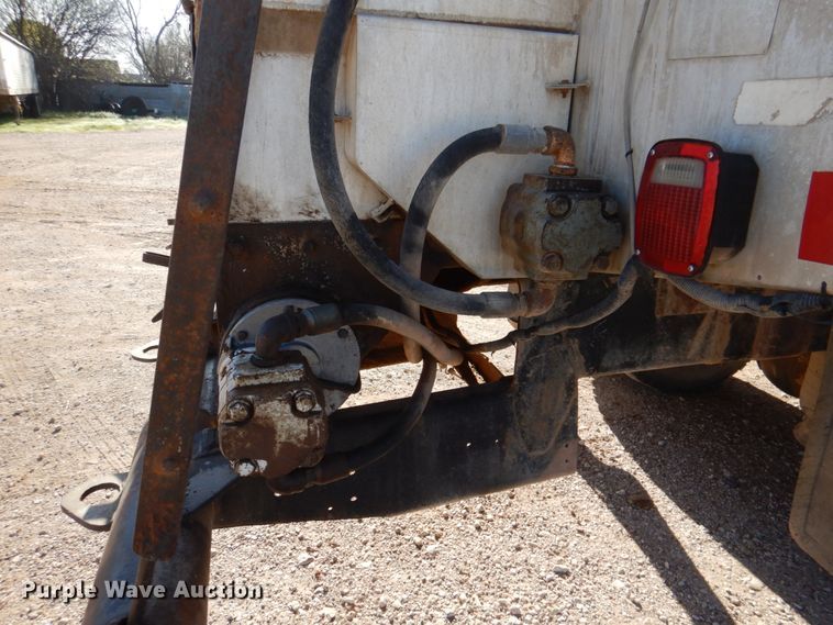 image for item DK8258 2006 Freightliner Columbia 120  feed delivery truck