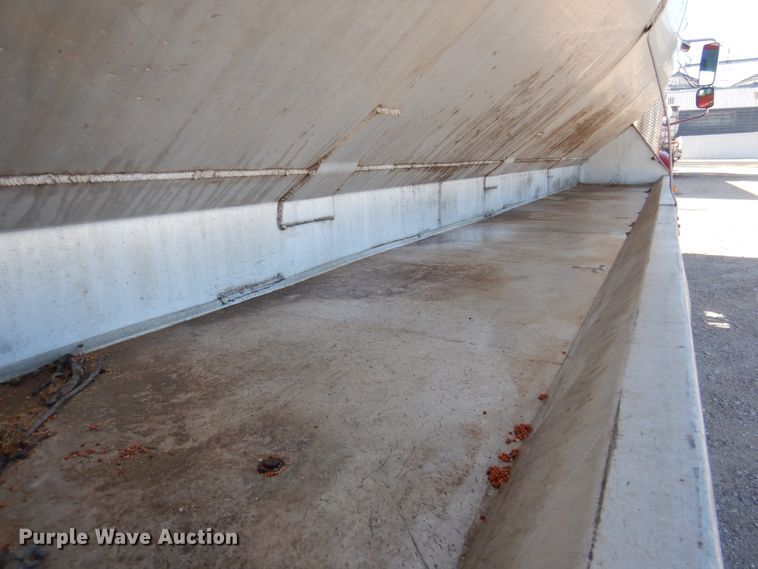 image for item DK8258 2006 Freightliner Columbia 120  feed delivery truck