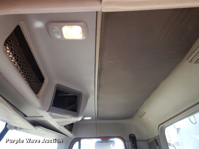 image for item DK8258 2006 Freightliner Columbia 120  feed delivery truck