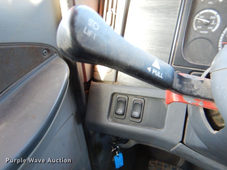 image for item DK8258 2006 Freightliner Columbia 120  feed delivery truck