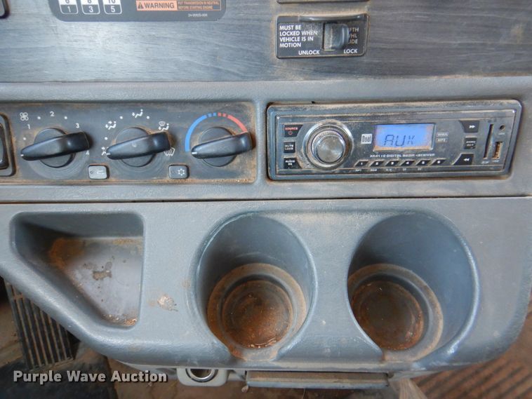 image for item DK8258 2006 Freightliner Columbia 120  feed delivery truck