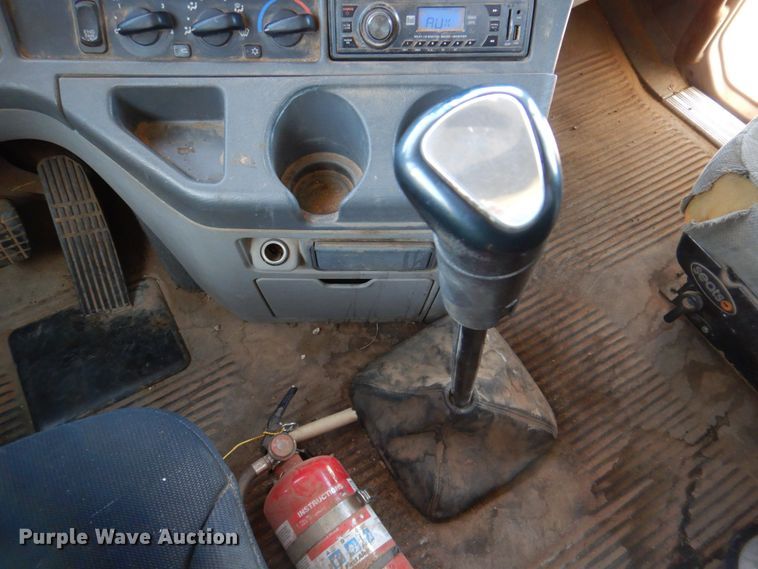 image for item DK8258 2006 Freightliner Columbia 120  feed delivery truck