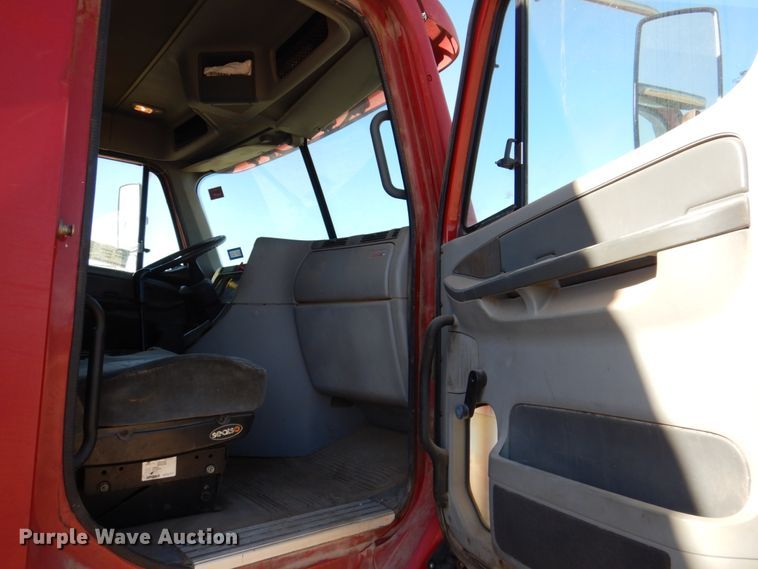 image for item DK8258 2006 Freightliner Columbia 120  feed delivery truck