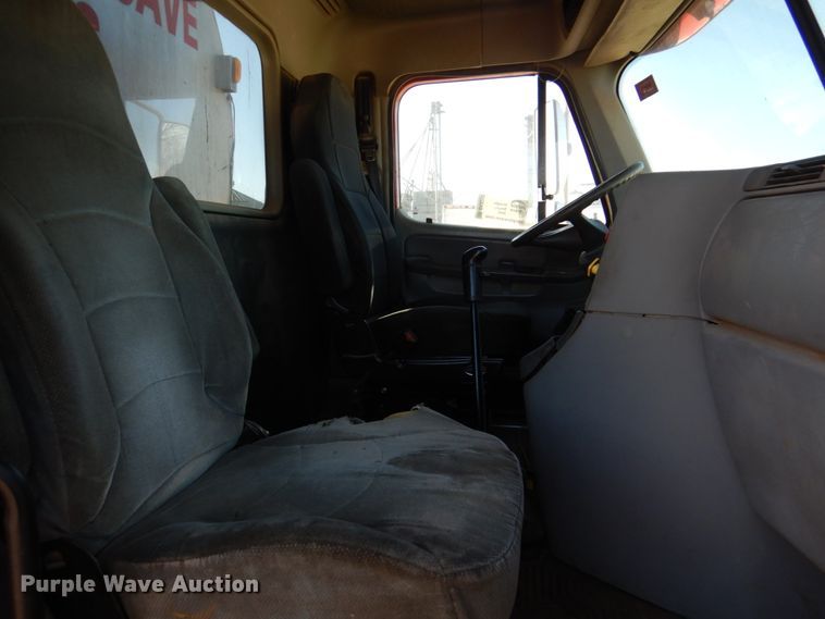 image for item DK8258 2006 Freightliner Columbia 120  feed delivery truck