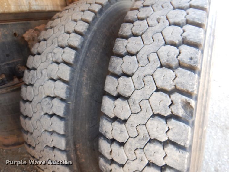 image for item DK8258 2006 Freightliner Columbia 120  feed delivery truck