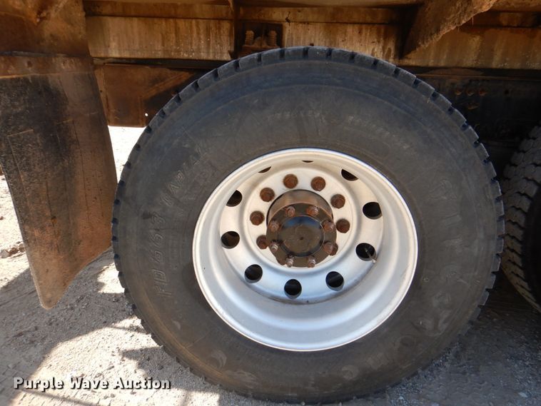 image for item DK8258 2006 Freightliner Columbia 120  feed delivery truck