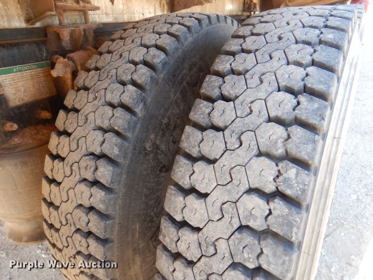 image for item DK8258 2006 Freightliner Columbia 120  feed delivery truck