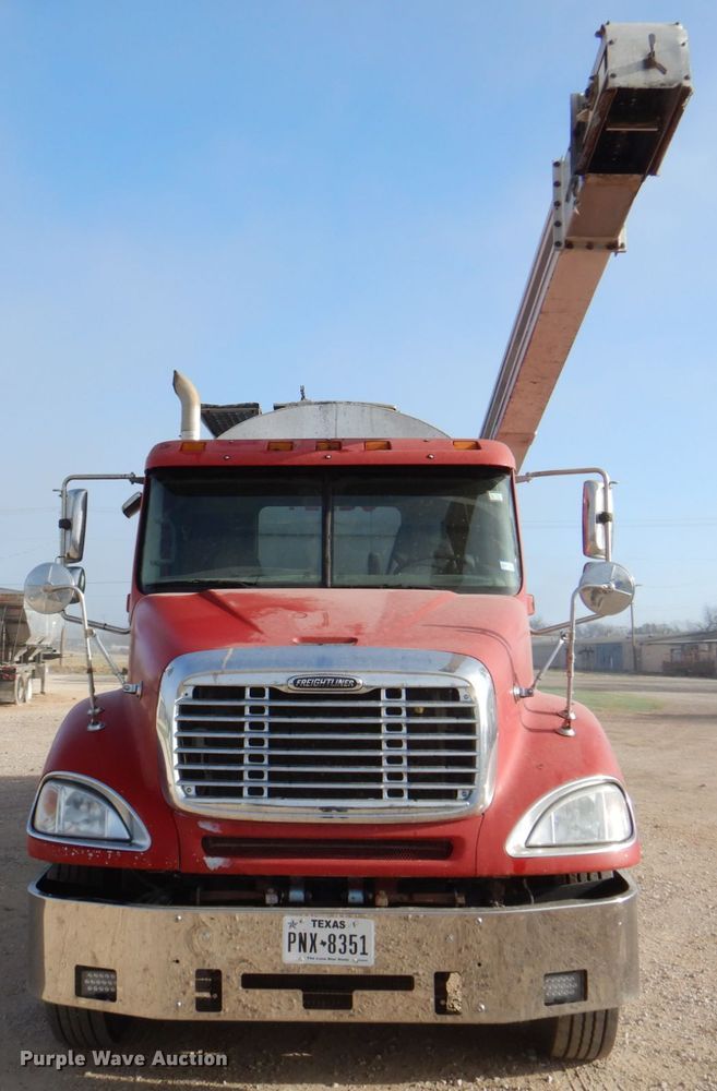 image for item DK8259 2006 Freightliner Columbia 120  feed delivery truck