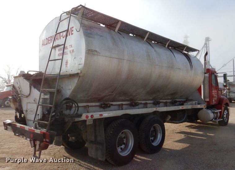 image for item DK8259 2006 Freightliner Columbia 120  feed delivery truck