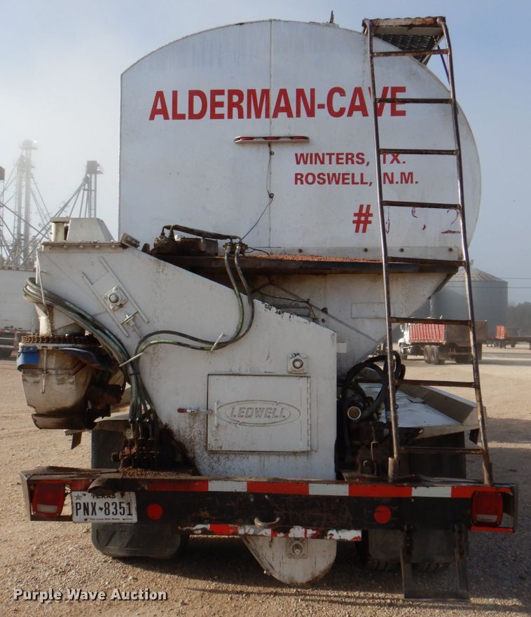 image for item DK8259 2006 Freightliner Columbia 120  feed delivery truck