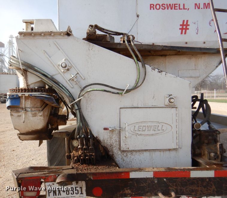 image for item DK8259 2006 Freightliner Columbia 120  feed delivery truck