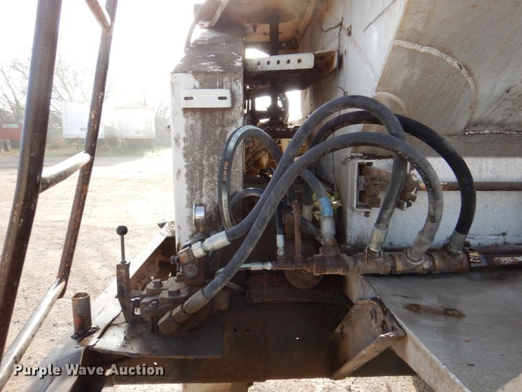 image for item DK8259 2006 Freightliner Columbia 120  feed delivery truck