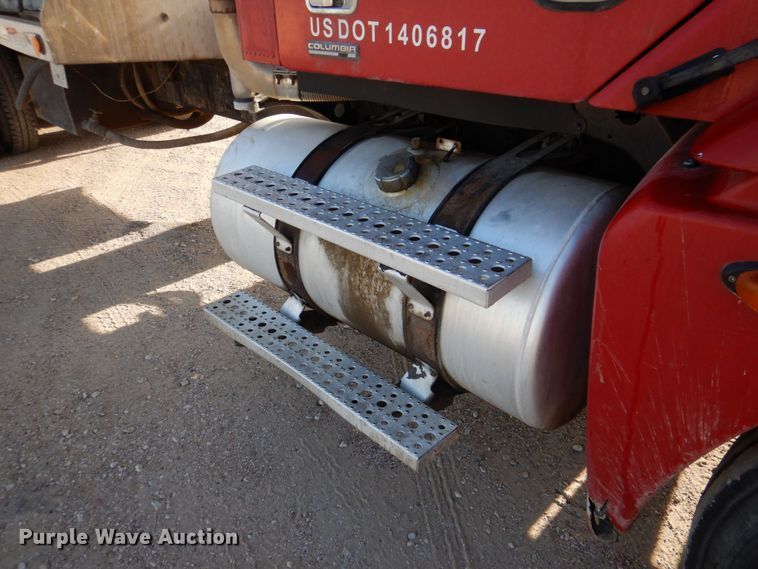 image for item DK8259 2006 Freightliner Columbia 120  feed delivery truck