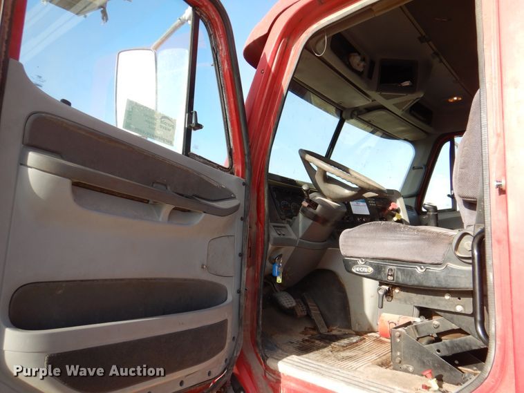 image for item DK8259 2006 Freightliner Columbia 120  feed delivery truck