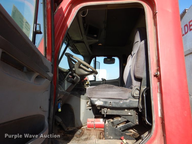 image for item DK8259 2006 Freightliner Columbia 120  feed delivery truck